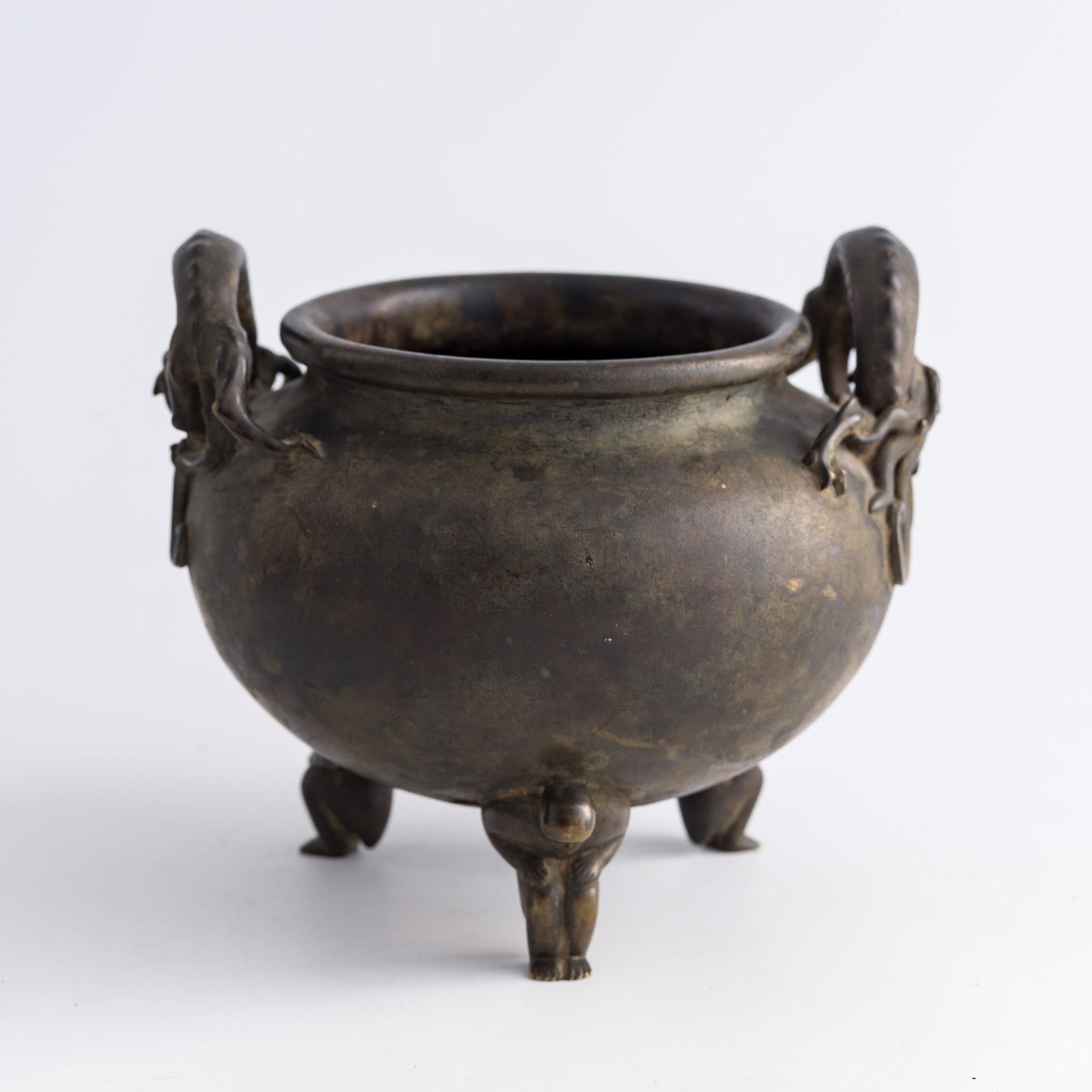 A Chinese bronze tripod censer with 'chilong' handles, early 19th century (1 of 8)
