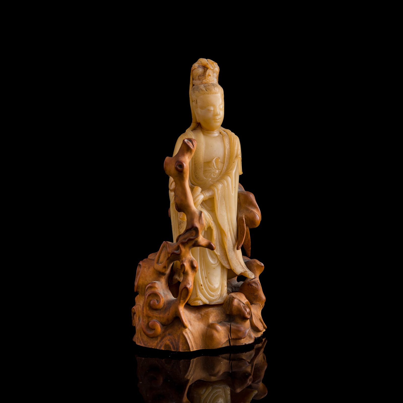 A Chinese Shoushan white furong stone Guanyin, 18th century (1 of 8)