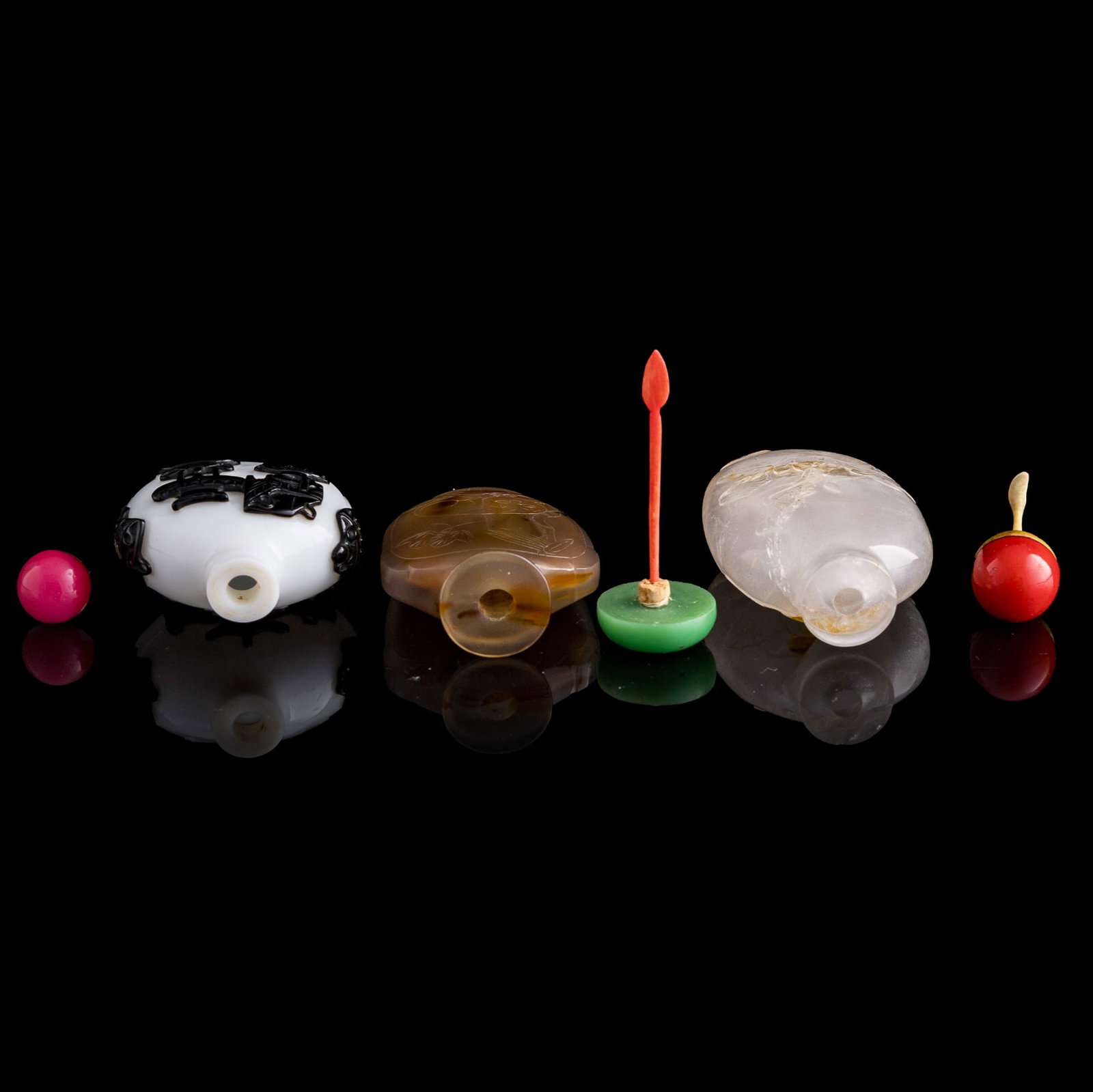 Three assorted Chinese snuff bottles, Qing dynasty - 8
