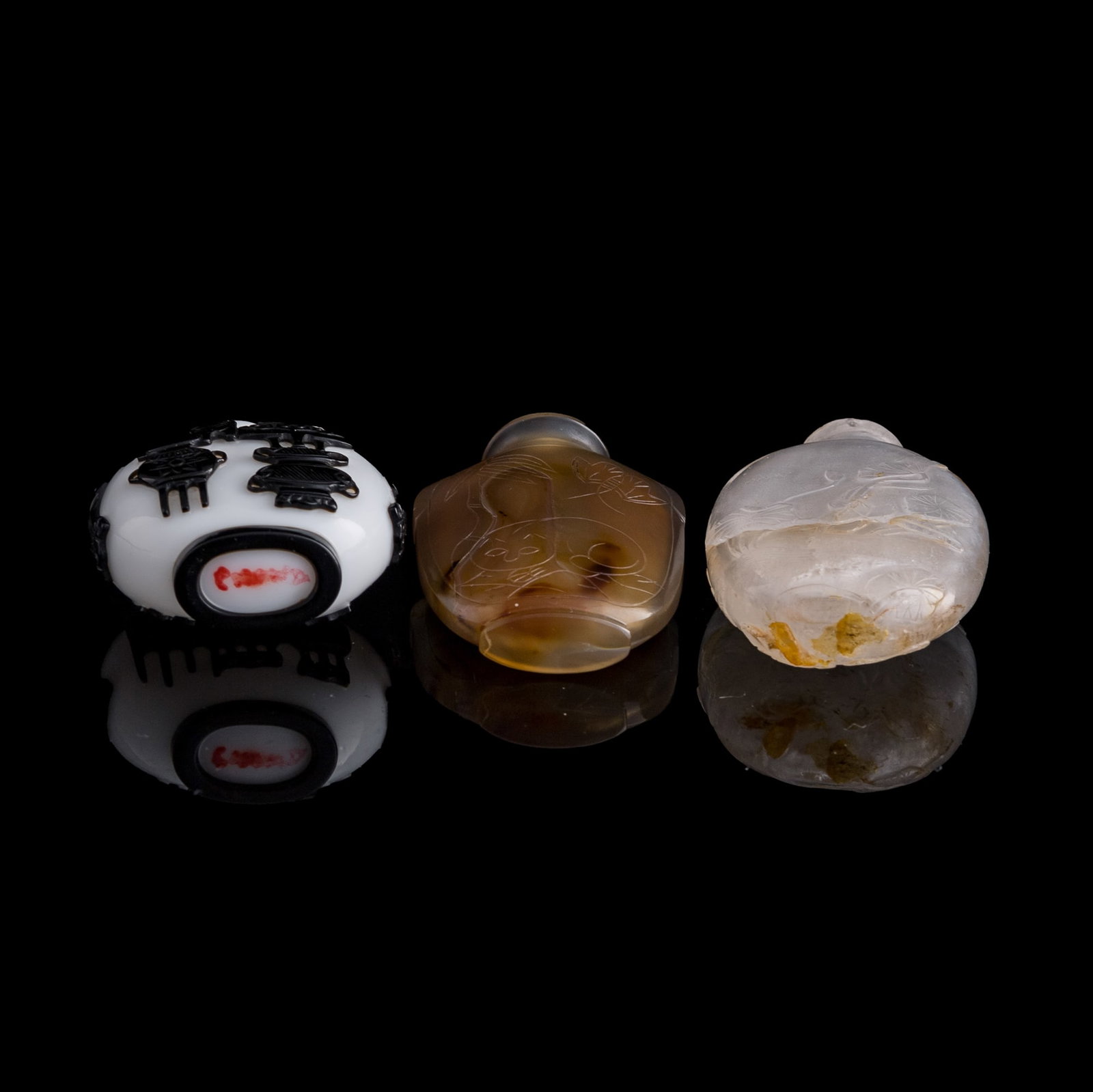 Three assorted Chinese snuff bottles, Qing dynasty - 9