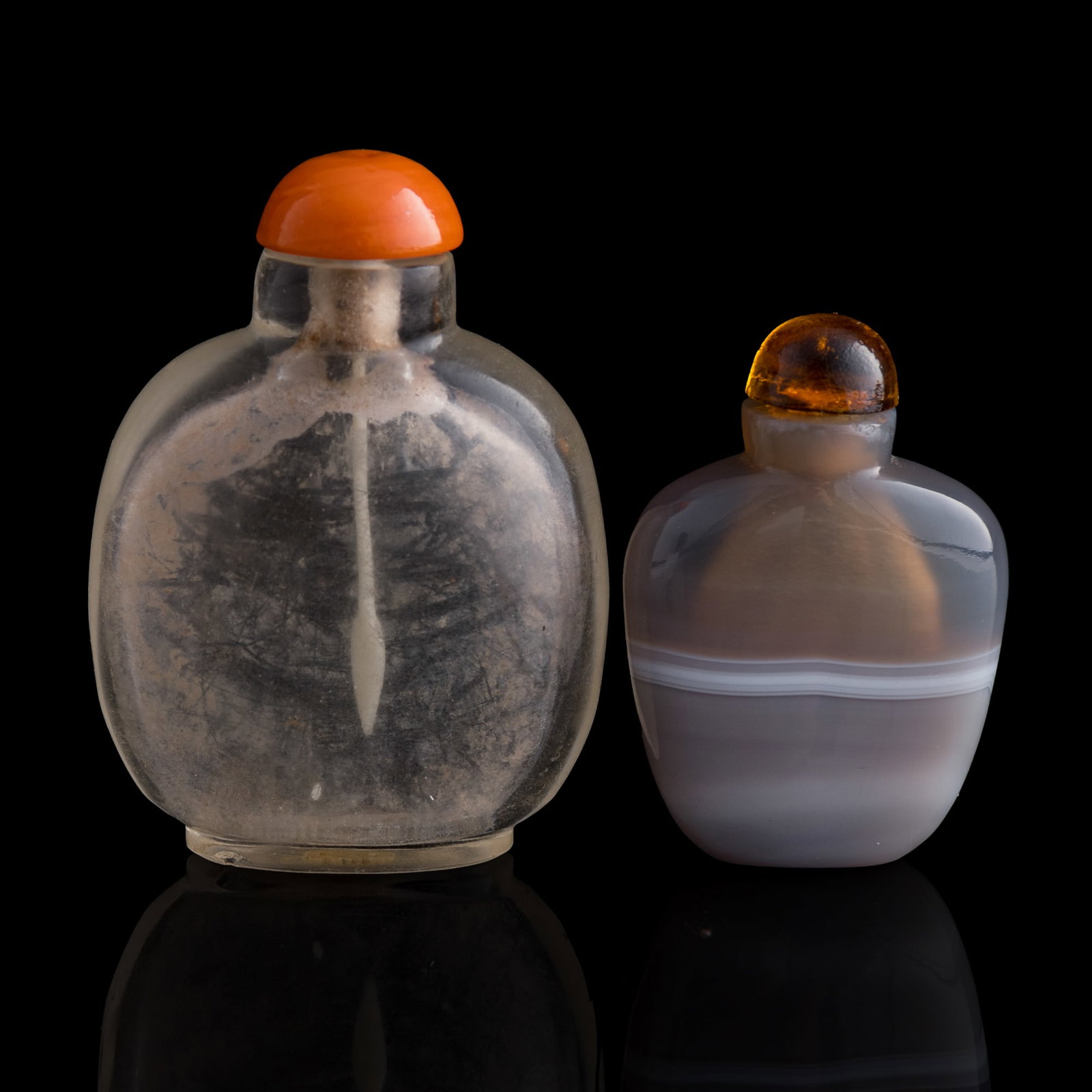 A Chinese agate and a crystal snuff bottle, 18th/19th century (1 of 9)