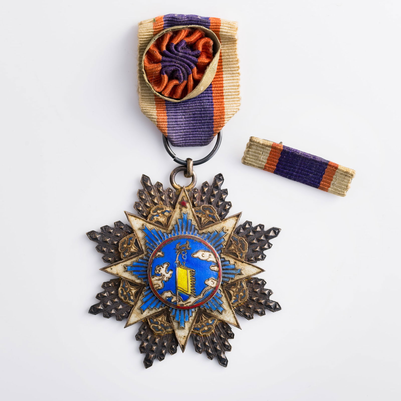 A Chinese Fourth Class Order of the Cloud and Banner, with ribbon bar, Republic period (1 of 8)