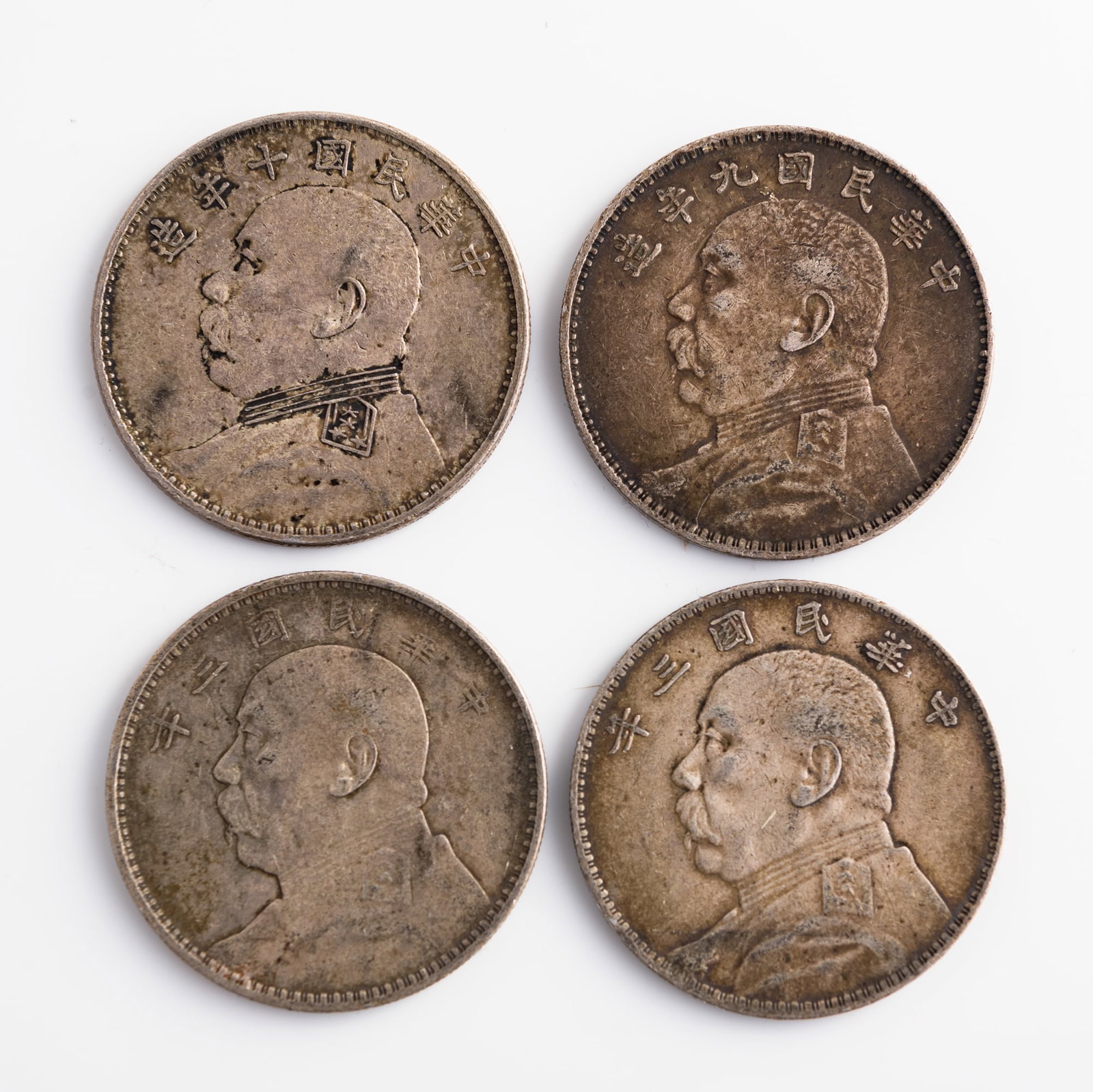 Four 'Yuan Shikai' silver dollars, Republic period: Four 'Yuan Shikai' silver dollars Republic period Includes two from 1914, one from 1920, and one from 1921. (5). Diameter range: 38.5-38.9 mm, Depth range; 2.4-2.6 mm. Weight: 26.66-26.79 g Private