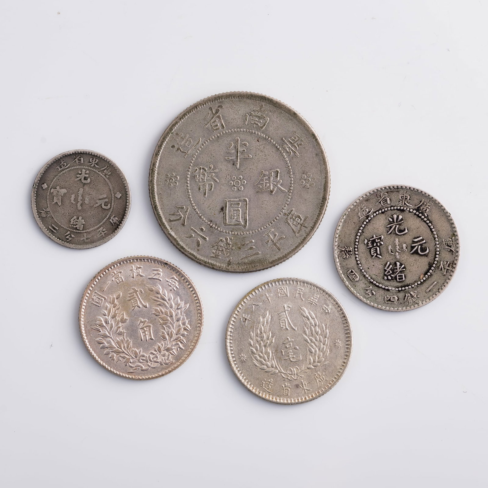 Five Chinese silver coins, late Qing to Republic period: Five Chinese silver coins late Qing to Republic period Two from Qing dynasty and three from Republic period (5). Dimension varies. Largest: diameter: 33.5, depth: 1.6 mm. Weight varies; heaviest: 13.3