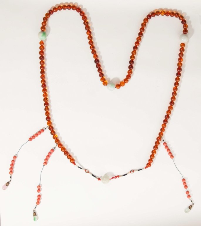 A court necklace 18th/19th century: An amber & jadeite court necklace 18th/19th century with smaller amber beads and a few larger jadeite beads.