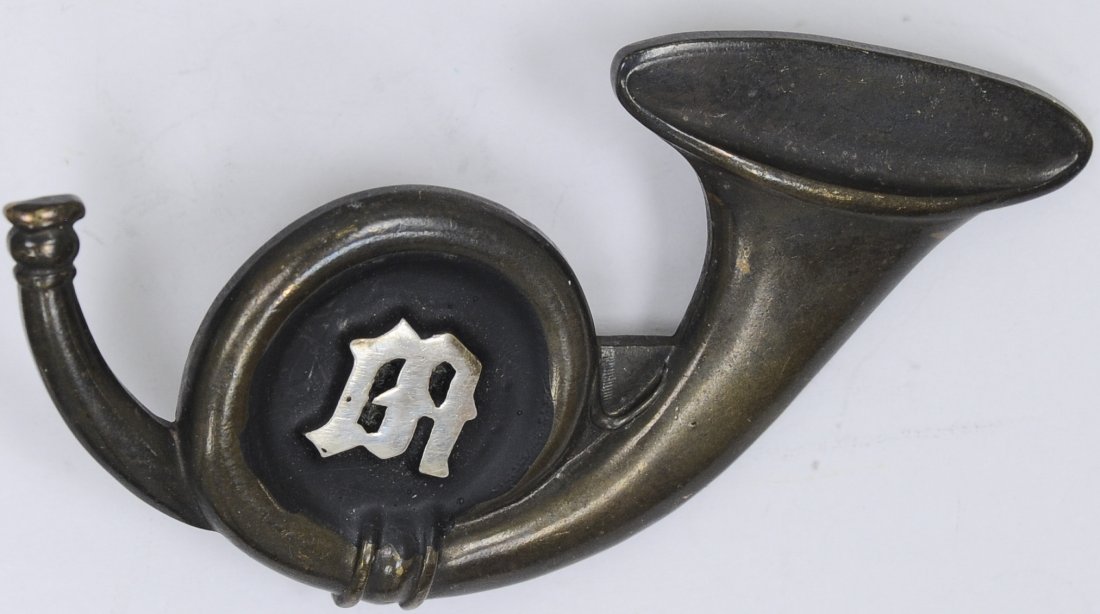 US Civil War Union Marine Inf Officer Kepi Badge: US Civil War Union Marine Infantry Officer's Cap/Kepi Badge. Measures 2 11/16" wide by 1 1/2" tall. Has a screw mount post and nut on the reverse side. Two piece bronze and nickel construction. Condit