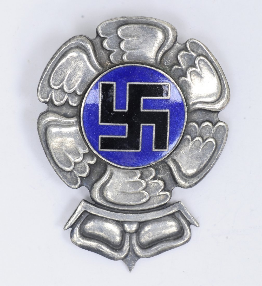 German WWII Finland Combat Breast Badge: German WWII Finland Combat Breast Badge. Has a screw mount post and nut on the reverse side. Nickel construction with enamel. Condition: Excellent condition. Note: Some items in this sale may contain 
