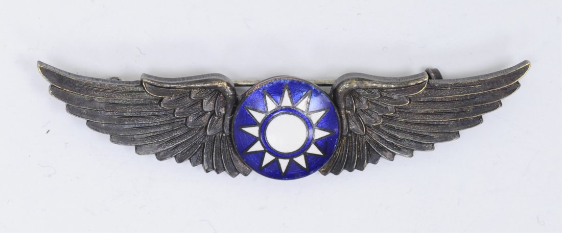 USAAF WWII Flying Tiger AVG Chinese Pilot Wing: USAAF WWII Army Air Force Flying Tiger AVG Chinese Pilot Wing. Measures 2 11/16" wide. The reverse has Chinese writing on the back and is numbered '547'. Has a thin horizontal pin back. Bronze constru