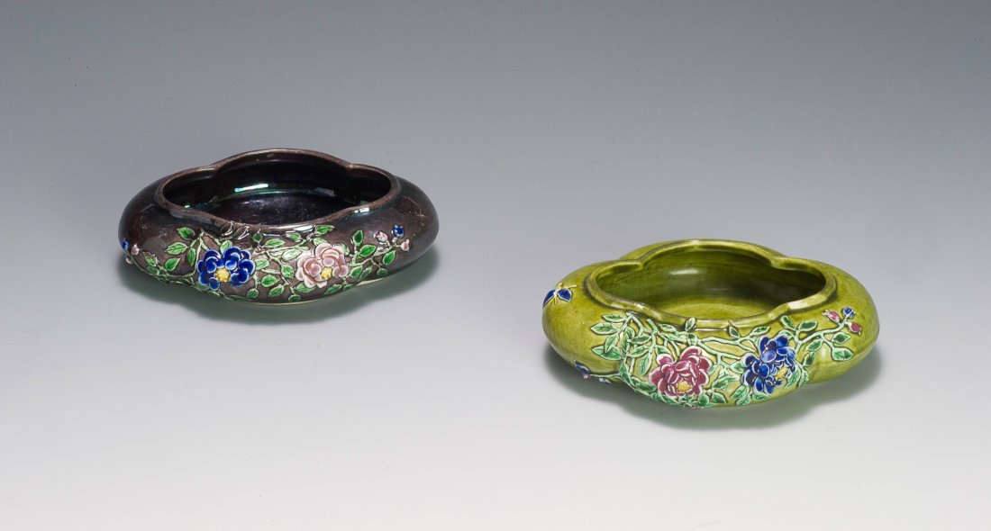2 Tri-color Porcelain Begonia Brush Pots, 19th C. (1 of 8)