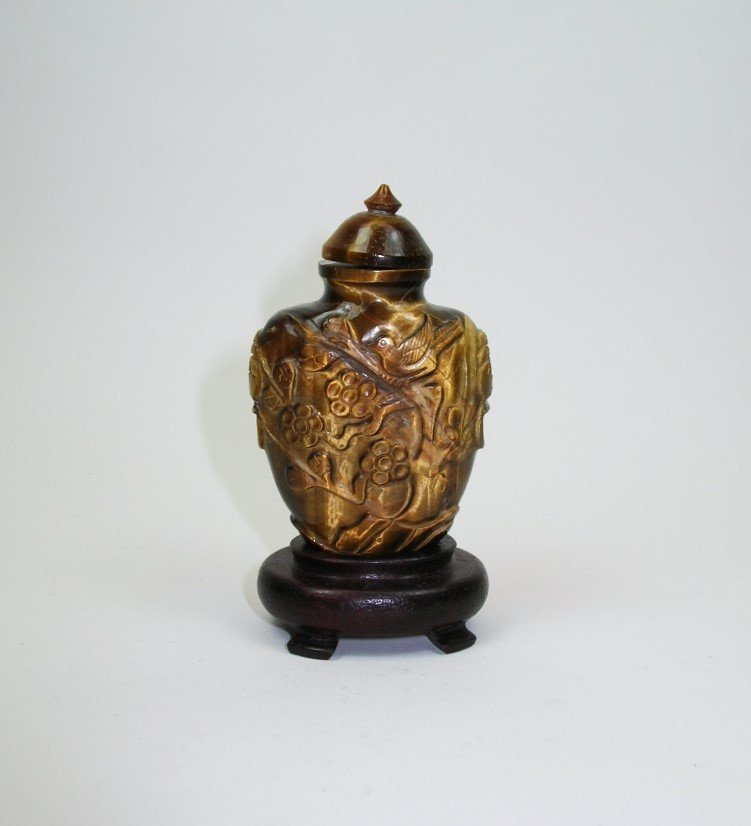 Finely Carved Tiger-Eye Snuff Bottle Qing Dynasty (1 of 9)