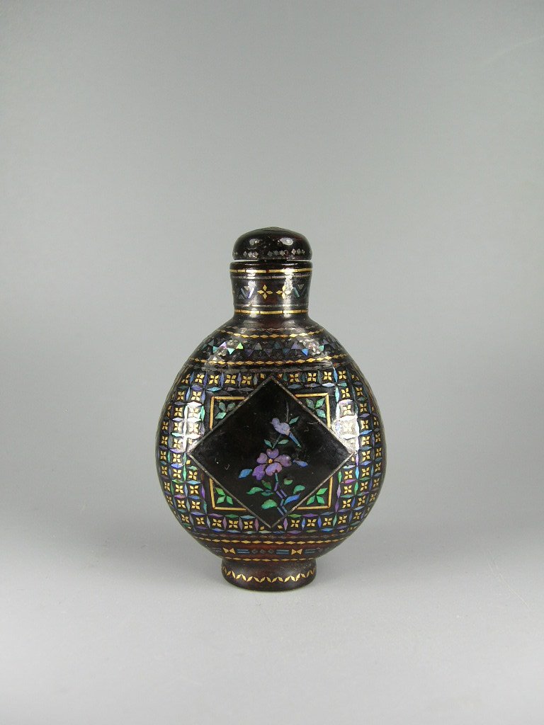 Fine Japanese Lac Burgaute Snuff Bottle 19th Century (1 of 10)