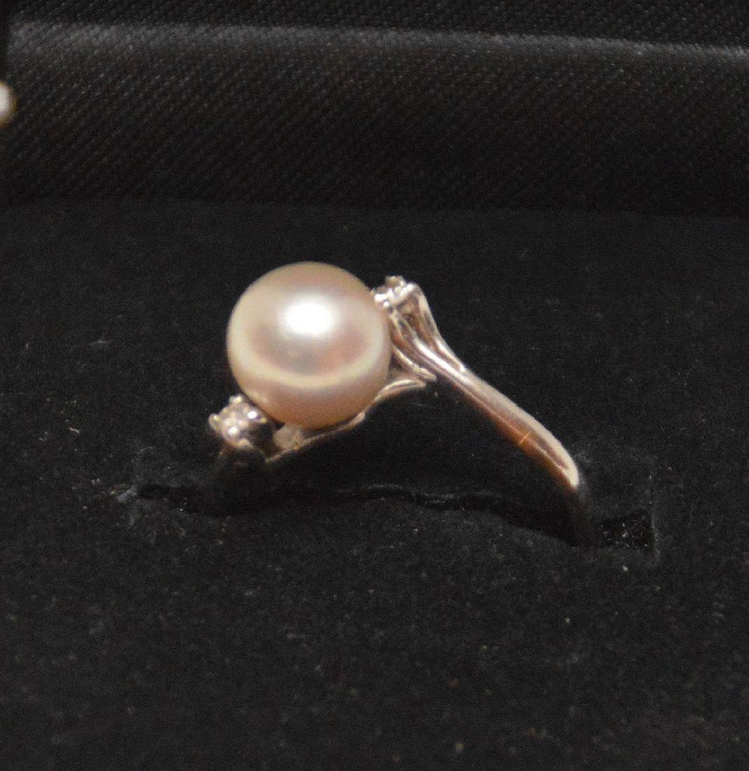 Pearl ring with 2 diamonds, 18kt white gold: Pearl ring with 2 diamonds, 18kt white gold