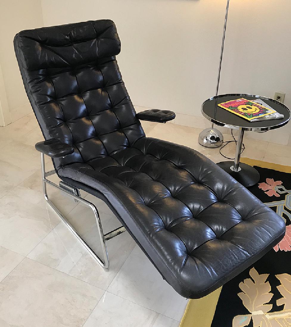Black leather modern recliner: Black leather modern recliner