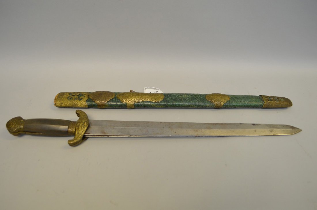 Early Chinese Double Sword with horn handle, bronze (1 of 9)