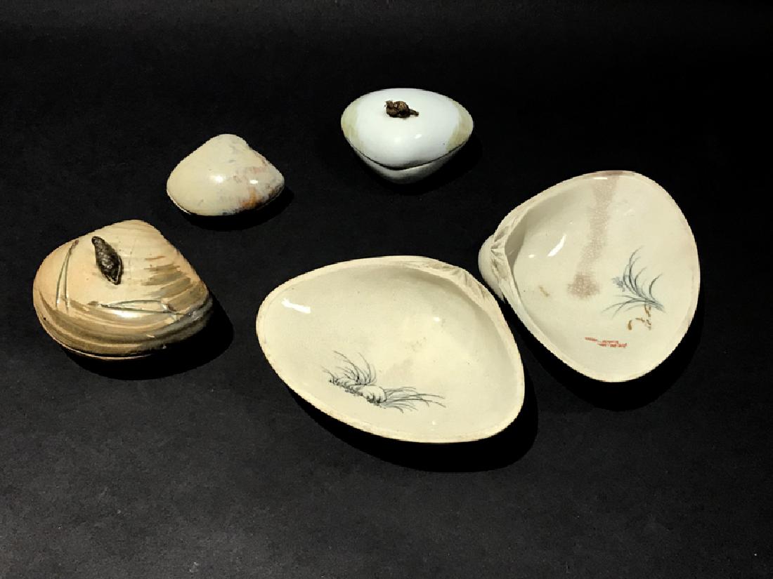 FOUR ANTIQUE JAPANESE SHELL SHAPED POTTERY BOXES (1 of 10)