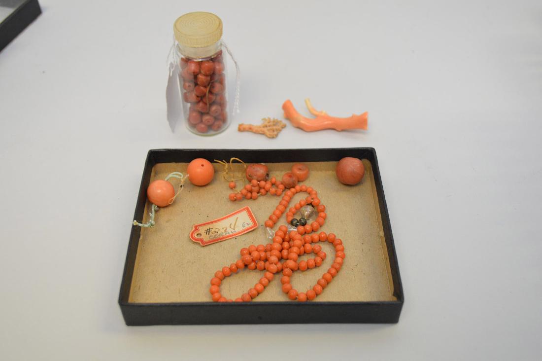 LOT OF ANTIQUE CORAL BEADS & NATURAL CORAL (1 of 4)