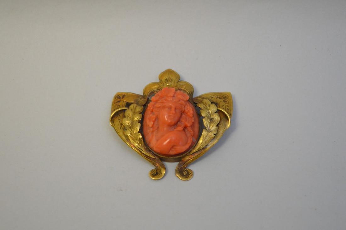 14K YELLOW GOLD CORAL BROOCH, in good condition wt 9.6: 14K YELLOW GOLD CORAL BROOCH, in good condition wt 9.6 grams size 1.75" x 1.5"