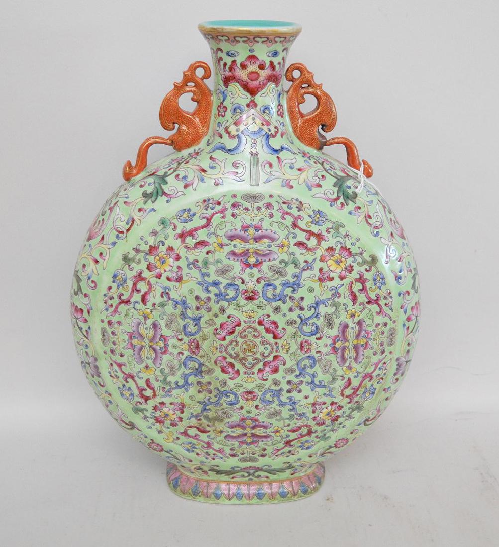 CHINESE FAMILLE VERTE MOON FLASK PORCEALIN VASE.: CHINESE FAMILLE VERTE MOON FLASK PORCEALIN VASE. Condition: good with no cracks or chips. The gilt rim is showing minor rubbing. Slight rubbing to the paint on the handles