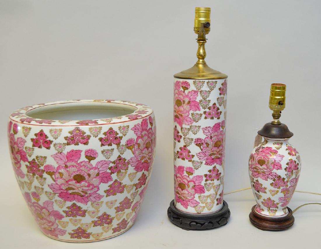 3 pcs. Pink "Gold Imari" jardinière and 2 lamps: 3 pcs. Pink "Gold Imari" jardinière and 2 lamps
