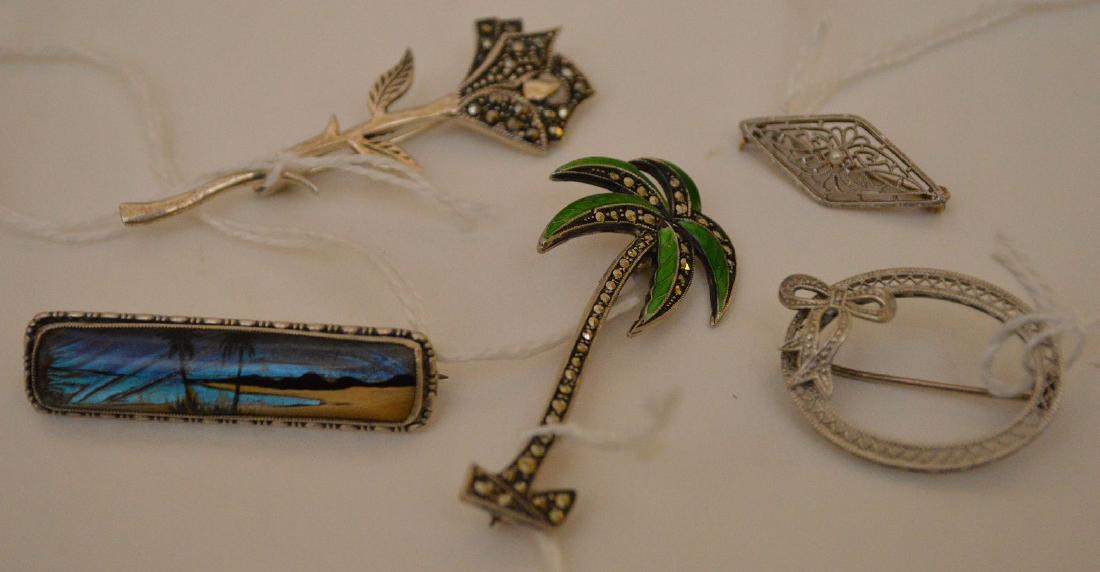 4 STERLINH SILVER & 1 14K GOLD BROOCH LOT. 16.1 grams: 4 STERLINH SILVER & 1 14K GOLD BROOCH LOT. 16.1 grams of sterling largest brooch 2.25" and 1.1 gram 14k Gold Filigree seed pearl brooch 1"