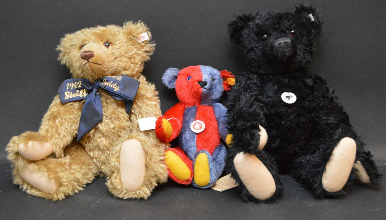 3 Steiff bears, black & brown, each with growler boxes (1 of 7)