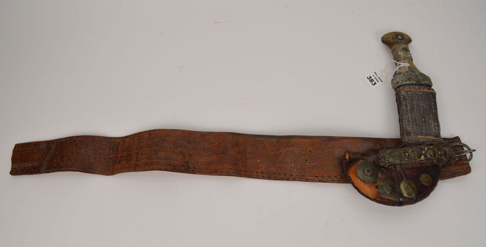 Ornate Middle eastern Curved Dagger with Scabbard &: Ornate Middle eastern Curved Dagger with Scabbard & Leather Belt. Dagger is 12" Belt 29" Condition good for age See pictures