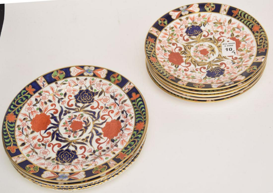9 ROYAL CROWN CERBY IMARI PORCELAIN PLATES. 5 Plates: 9 ROYAL CROWN CERBY IMARI PORCELAIN PLATES. 5 Plates Diameter 9 1/8", 4 Plates Diameter 10 1/8"