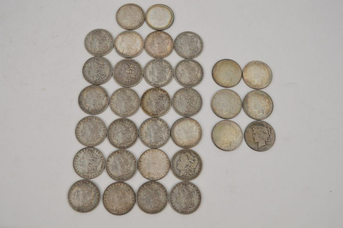 26 Morgan Silver Dollars and 6 Silver Peace Dollar.: 26 Morgan Silver Dollars and 6 Silver Peace Dollar. Date range from 1878 - 1925. Please see pictures for condition