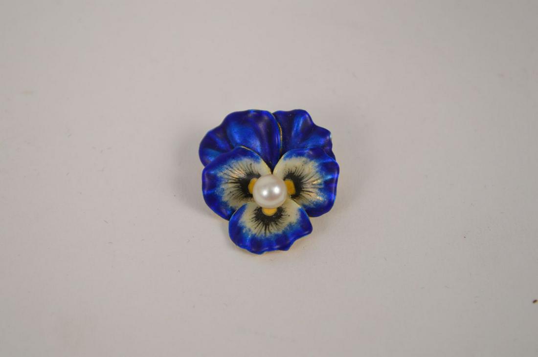 14k Yellow Gold Enamel Pearl Panzy Brooch. 23mm x 21mm: 14k Yellow Gold Enamel Pearl Panzy Brooch. 23mm x 21mm with a 4mm culture Pearl, Condition good. 7.8 grams