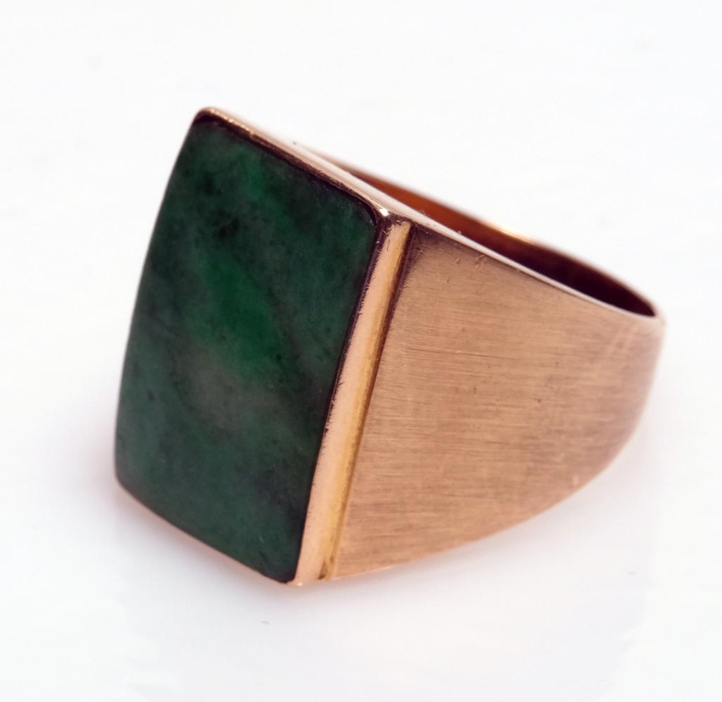 14k Yellow Gold Jade Ring. Size 8.25 weight 8.4 grams: 14k Yellow Gold Jade Ring. Size 8.25 weight 8.4 grams Condition good normal wear