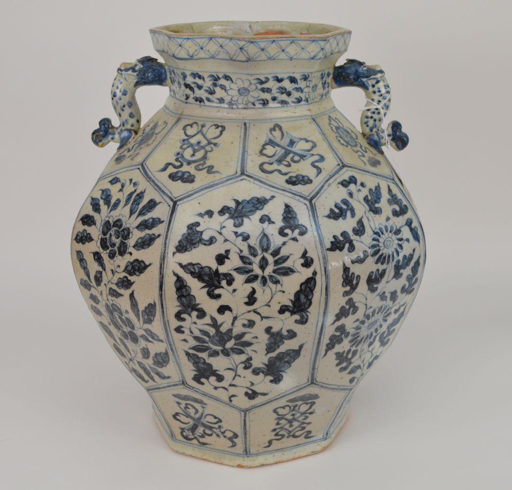 CHINESE BLUE & WHITE MING DYNASTY FORM PORCELAIN JAR (1 of 8)