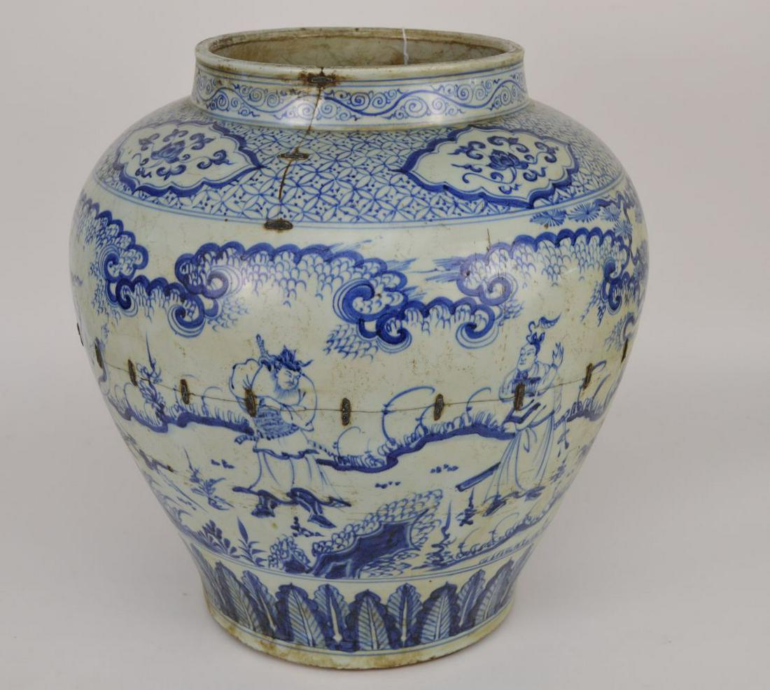 LARGE CHINESE MING STYLE BLUE & WHITE PORCELAIN VASE. (1 of 9)