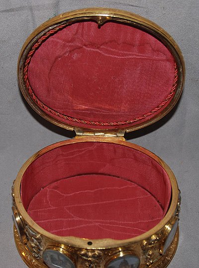 French ormolu hinged casket, 14 bezeled medallions - 2