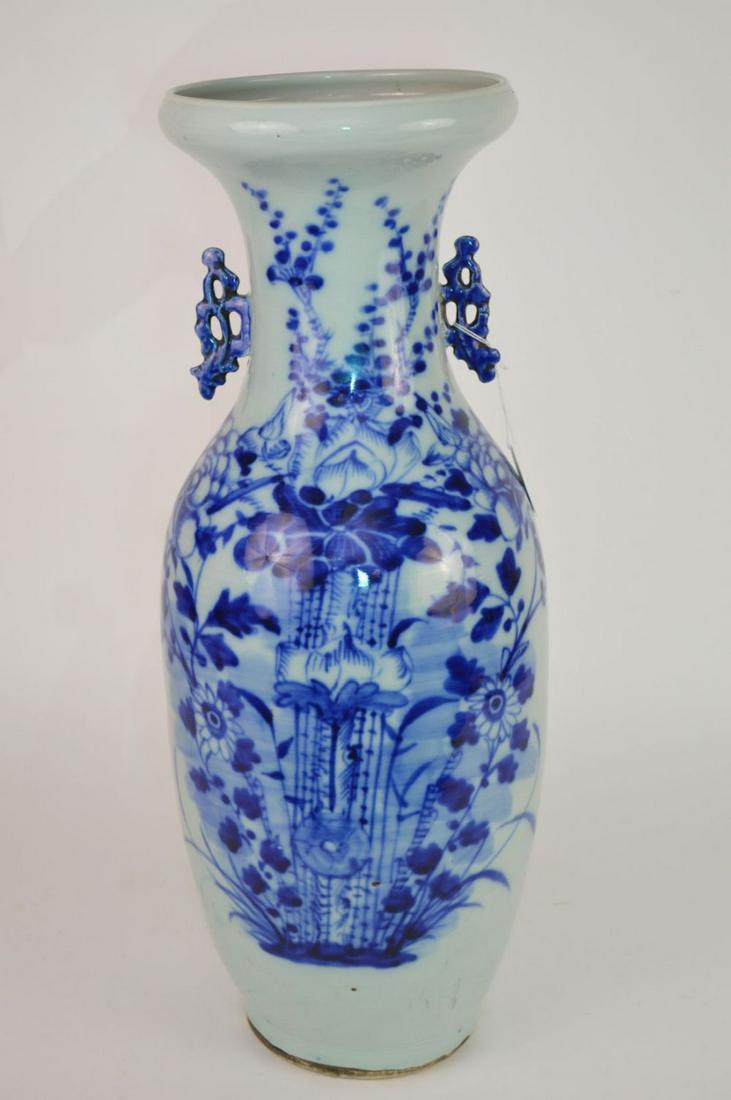 LARGE CHINESE EXPORT BLUE & WHITE VASE.  The vase (1 of 8)