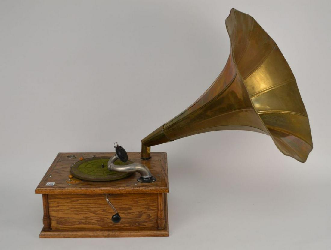 Gramophone, oak crank case with brass horn (1 of 9)