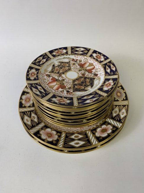 14 Odd pieces of Royal Crown Derby Imari Pattern: 14 Odd pieces of Royal Crown Derby Imari Pattern, 11 small saucers 6 inch diameter, 3 larger pieces 8.5 inches inch