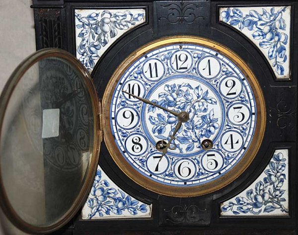 Footed mantle clock, with blue and white porcela - 2