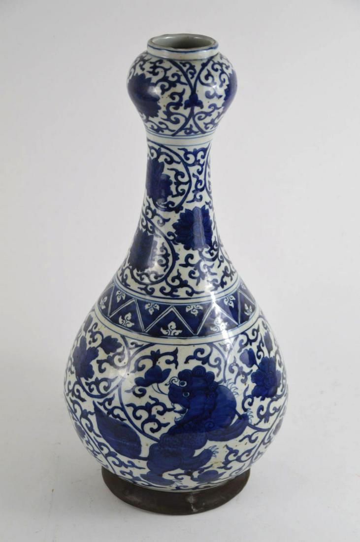 CHINESE PORCELAIN MING DYNASTY FORM BLUE & WHITE GARLIC: CHINESE PORCELAIN MING DYNASTY FORM BLUE & WHITE GARLIC HEAD VASE. Condition: no damage identified. Ht. 20 3/8" Diameter 20 1/4"