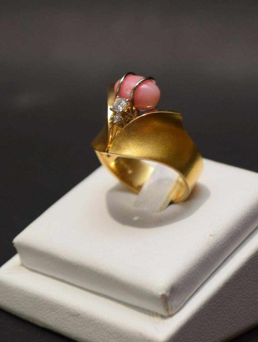 18K Yellow Gold Coral Diamond Ring. Size 6 3/4 weight 9: 18K Yellow Gold Coral Diamond Ring. Size 6 3/4 weight 9 grams