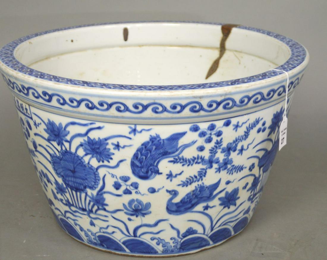 LARGE CHINESE PORCELAIN POT with old metal repair. (1 of 9)