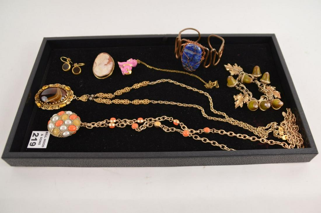 Lot of Vintage Fashion Designers' Jewelry (7 pcs). (1 of 5)
