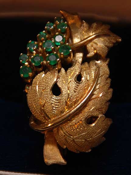 Brooch/Ring, 18k yellow gold grape cluster and lea: Brooch/Ring, 18k yellow gold grape cluster and leaf design, the brooch can also be worn as a ring, set with 12 round-cut emerald stones estimated at .36/1/00 carats, 11.70dwts
