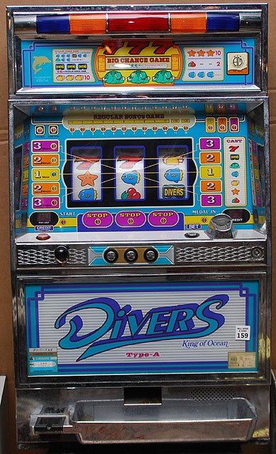 Slot machine 777, working, 33"h x 18"w x 15"d: Slot machine 777, working, 33"h x 18"w x 15"d