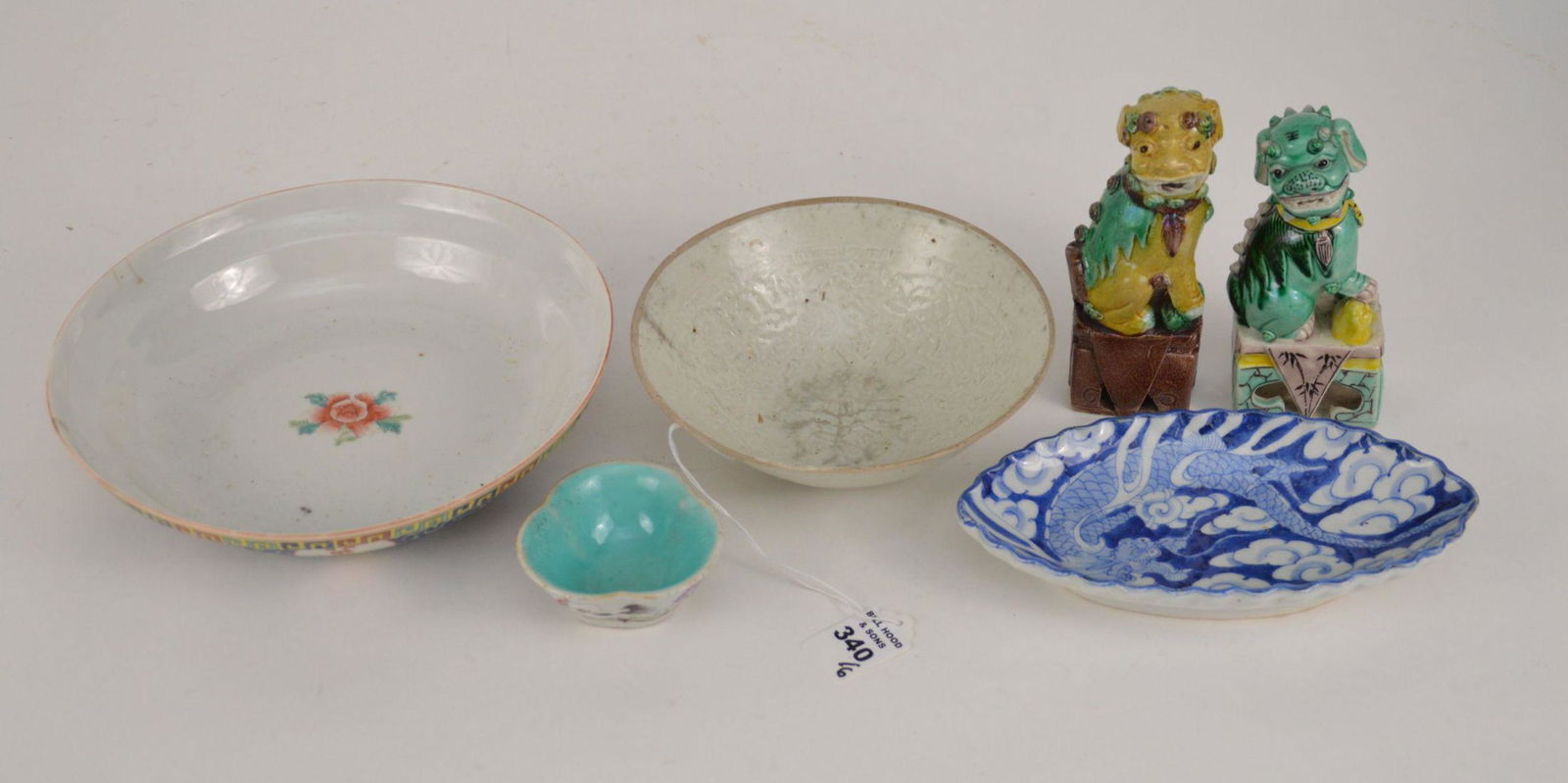 SIX CHINESE PORCELAIN ARTICLES - Includes: blue & white (1 of 6)