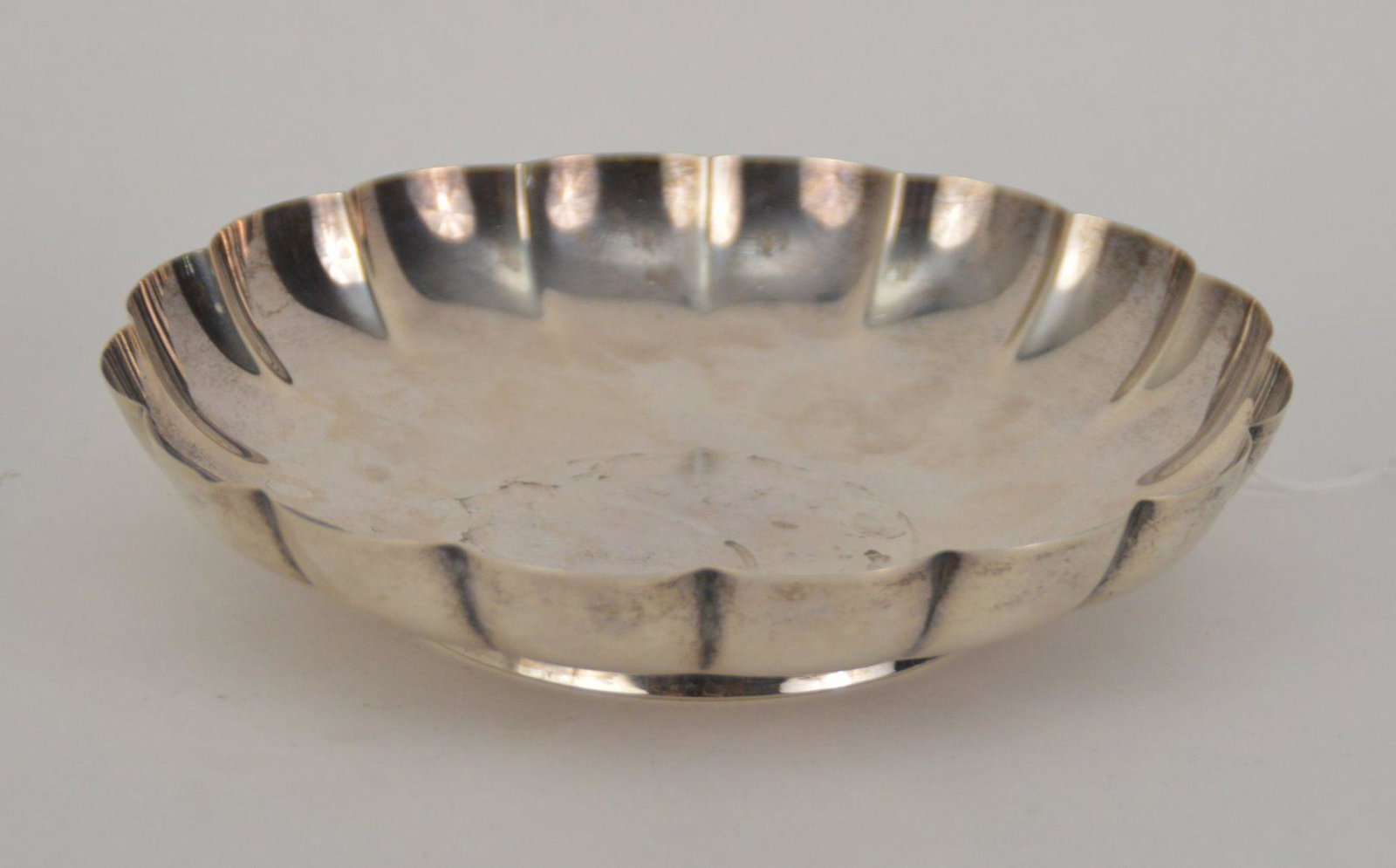 REED & BARTON STERING SCALLOP EDGE BOWL - Marked Reed &: REED & BARTON STERING SCALLOP EDGE BOWL - Marked Reed & Barton and "x965". 7 1/8" diameter. Weight: 7.74 Troy oz