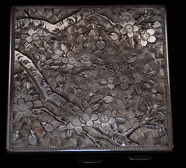 Silver compact, oriental engraved design, stamped "9: Silver compact, oriental engraved design, stamped "950"