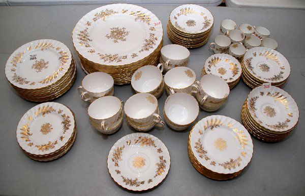 Approximately 100pcs Minton "M5017" dinner service: Approximately 100pcs Minton "M5017" dinner service, incl; 15 dinner plates, 12 dessert plates, 18 b & b plates, 16 tea cups, 24 saucers, 8 demi-tasse cups, 7 demi-tasse saucers