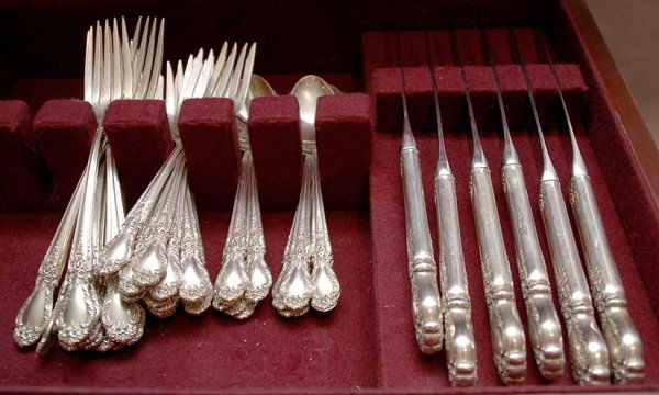 61pcs International sterling dinner for 12 in ori: 61pcs International sterling dinner for 12 in original box, 12 dinner forks, 12 dinner knives, 12 salad forks, 12 butter knives, 13 serving pcs