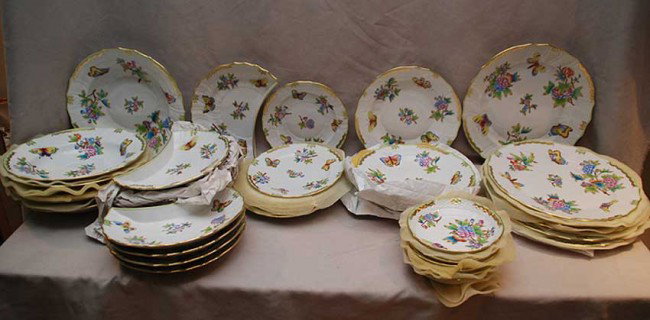 Approx. 58pcs. Herend "Grand Victoria" service; 6 : Approx. 58pcs. Herend "Grand Victoria" service; 6 dinner plates, 6 salad plates, 6 b&b plates, 5 soup bowls, 7 teacups, 7 saucers, 10 bone dishes, 3 covered double handled bowls with liners, coffee po