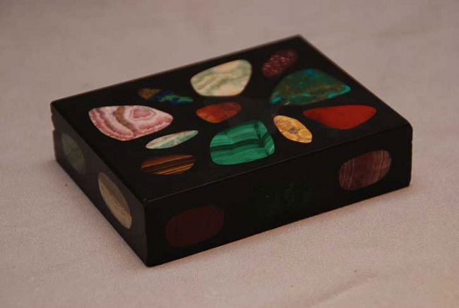 Italian inlaid hinged box, 4 1/2"L x 3 1/2"w x 1 1: Italian inlaid hinged box, 4 1/2"L x 3 1/2"w x 1 1/8"h